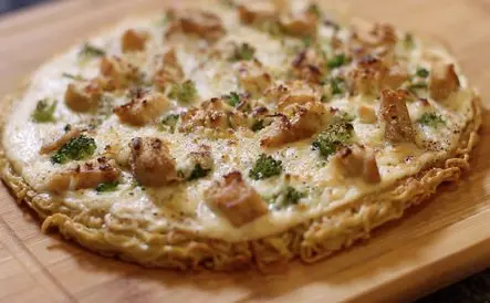 Ramen Crust Alfredo Pizza